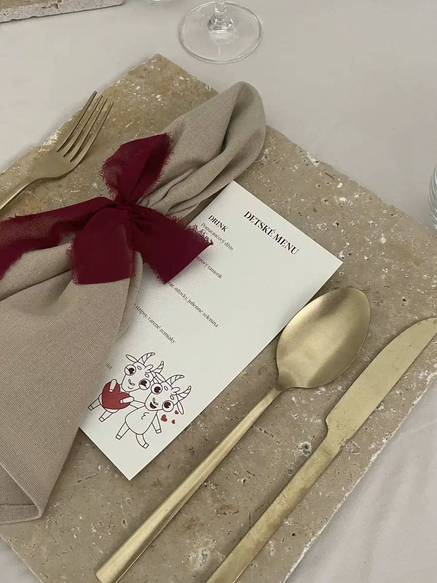 Prestretie s ľanovým obrúskom, bordovou mašľou a menu kartou