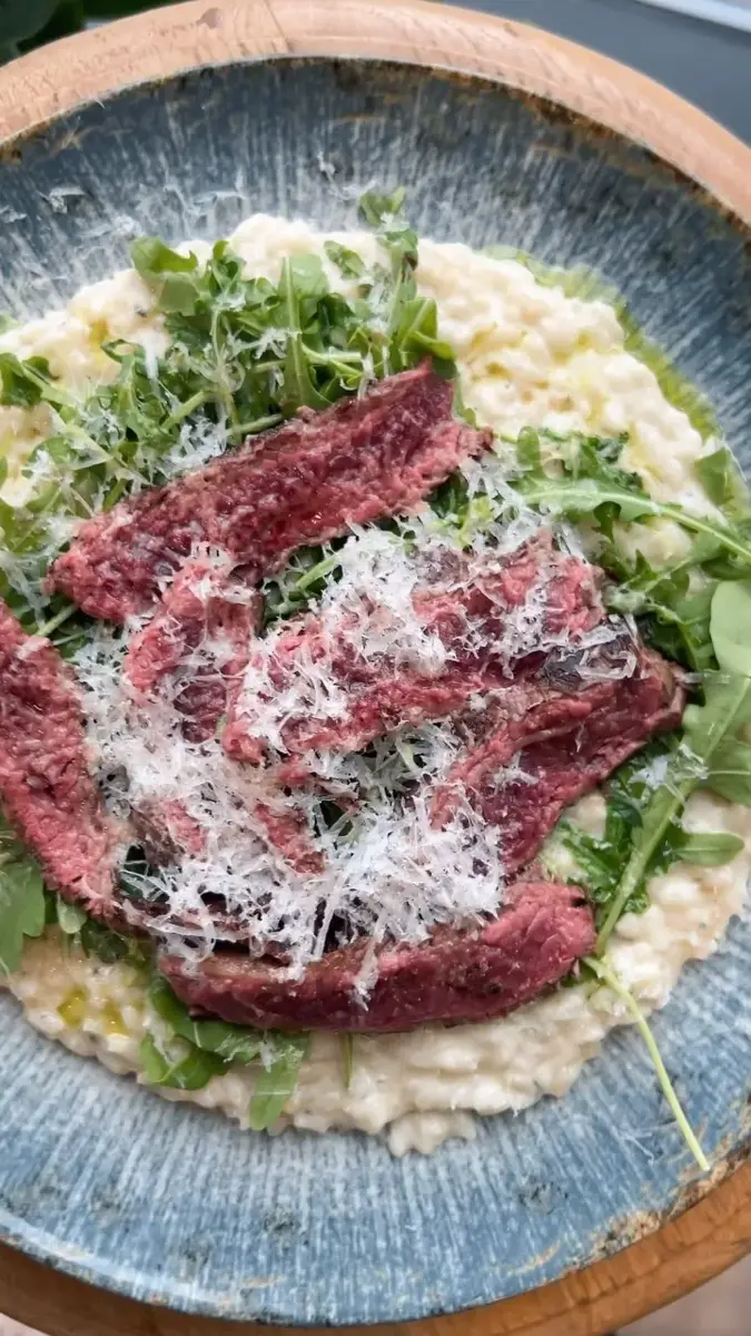 Hovädzie na rizote s rukolou a parmezánom